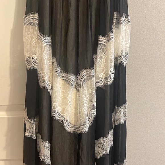 Venus Black and Cream Lace Dress - Picture 6 of 7